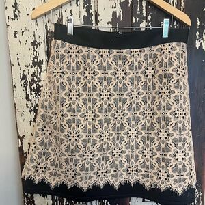 Women’s DKNY lace overlay back zip skirt. Size 8.